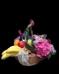 Cveće za rođendane - Cvetni aranžman u korpi sa voćem