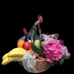 Cveće za rođendane - Cvetni aranžman u korpi sa voćem