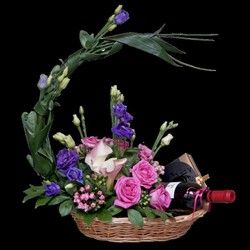 Cveće za venčanje - Cvetni aranžman sa cvećem i vinom