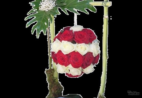 Dan zaljubljenih – 14.februar – Cvetni aranžman od crvenih i belih ruža u korpi