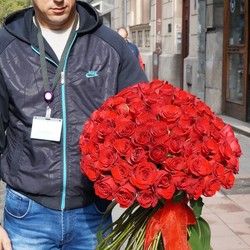 Cveće za devojku - 101 crvena ruža u buketu