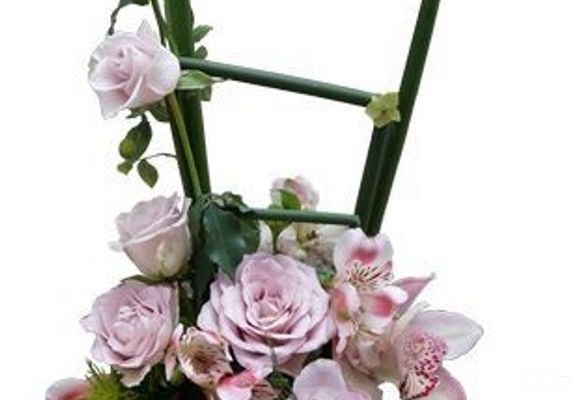 Cveće za rođendane - cvetni aranžman u staklenoj posudi