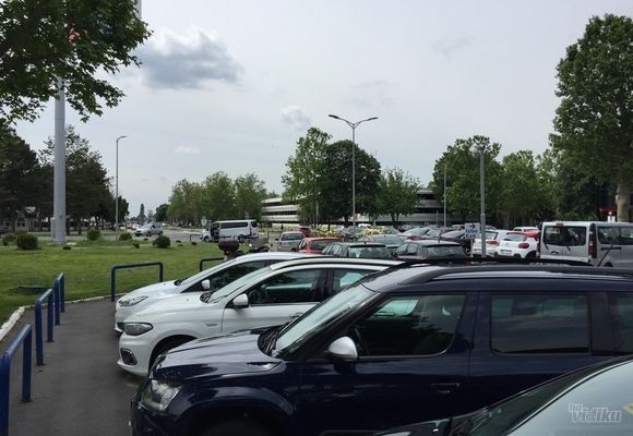 Parking mesta ispred aerodroma