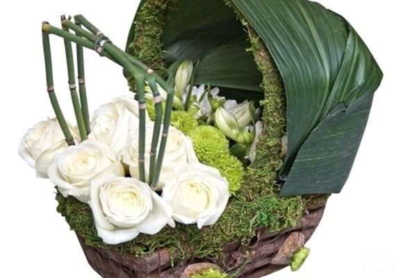 Cveće za rođenja - cvetni aranžman u obliku kolica