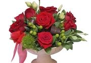Ruže - Cvetni aranžman od ruža na keramičkoj posudi