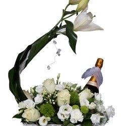 Cveće za venčanja - Cvetni aranžman u korpi sa vinom - za čestitanje !!!
