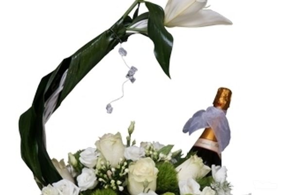 Cveće za venčanja - Cvetni aranžman u korpi sa vinom - za čestitanje !!!