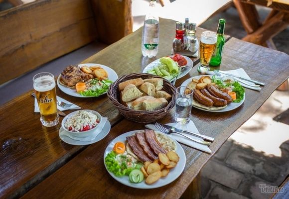Najukusnija hrana i prijatna domaćinska atmosfera čeka vas u srcu Bojčinske šume u etno restoranu Bojcinska koleba