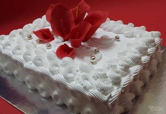 Svecana torta sa belim slagom