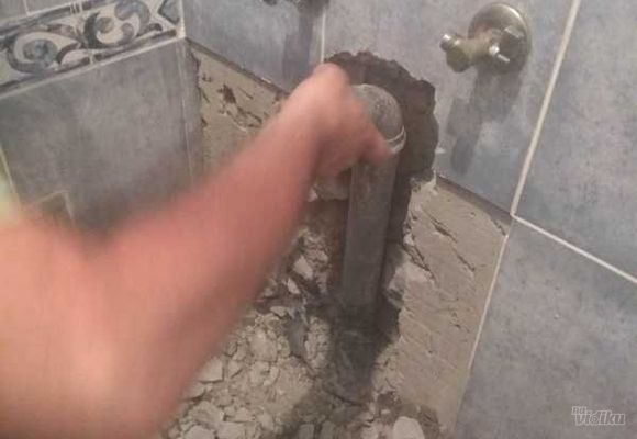 Razbijanje zida zbog vodoinstalaterskih radova