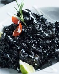 Crni rižoto sa sipom u restoranu Riba Ribi Grize Rep