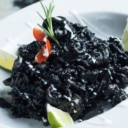 Crni rižoto sa sipom u restoranu Riba Ribi Grize Rep