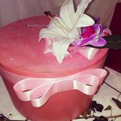 Luksuzna ukrasna kutija sa cvetnom dekoracijom i satenskom trakom