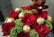 Crveni plisani boks sa ružama i medom