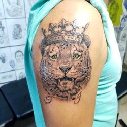 3d Tetovaža tigra sa krunom i inicijalima