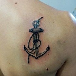 Tetovaža sidra sa kanapom u obliku slova B