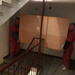 Selidbe Beograd - profesionalci iznose krevet stepenicama