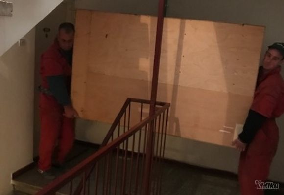 Selidbe Beograd - profesionalci iznose krevet stepenicama