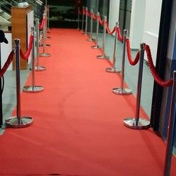 Red Carpet paket - iznajmljivanje crvenog tepiha sa prohromskim stubićima