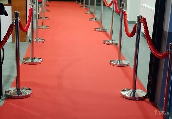 Red Carpet paket - iznajmljivanje crvenog tepiha sa prohromskim stubićima