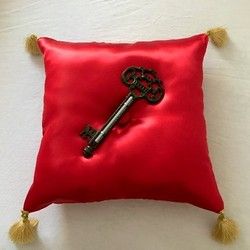 Crveno satensko jastuče za ceremonije