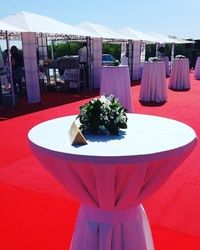 Iznajmljivanje barskih stolova za vaša slavlja deo su ponude Marinković Event centra iz Kragujevca