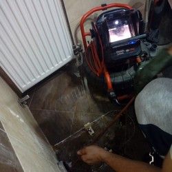 Snimanje cevi kamerom na kuhinjskoj vertikali