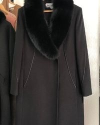 Crni dugi kaput sa krznom koje SE skida