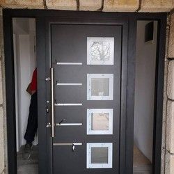 Aluminijumska vrata sa ukrasnim panelima