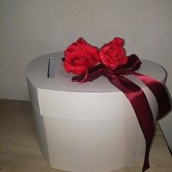 Ukrasne kutije u obliku srca sa cvetnom dekoracijom