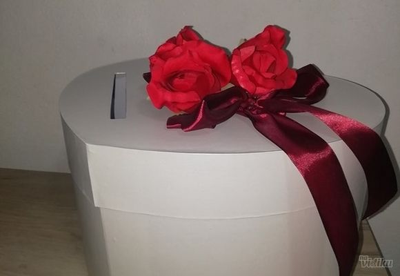 Ukrasne kutije u obliku srca sa cvetnom dekoracijom