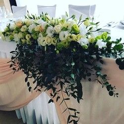 Cvetni aranžmani za dekoraciju mladenačkog stola