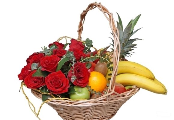 Crvene ruže - Korpa sa voćem i crvenim ružama
