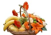 Cveće u narandžastim tonovima - Korpa sa voćem i cvećem