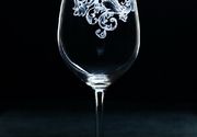 Ručna izrada gravure na čašama za belo vino