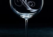 Ručna izrada gravura na čašama za crno vino