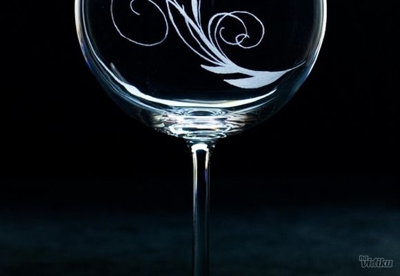Ručna izrada gravura na čašama za crno vino