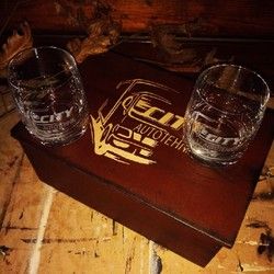 Ručna izrada gravura na viski čašama
