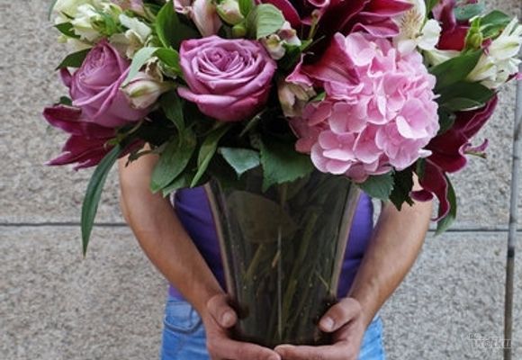 Ljiljani - Buket sa ljiljanima i drugim cvećem u italijanskoj vazi