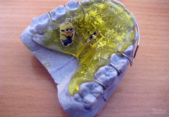 Mobilna proteza za zube za decu
