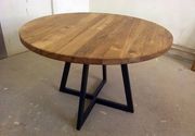 Drveni trpezarijski sto sa metalnim nogama