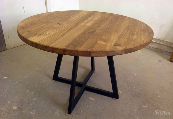 Drveni trpezarijski sto sa metalnim nogama