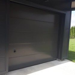 Crna garazna vrata