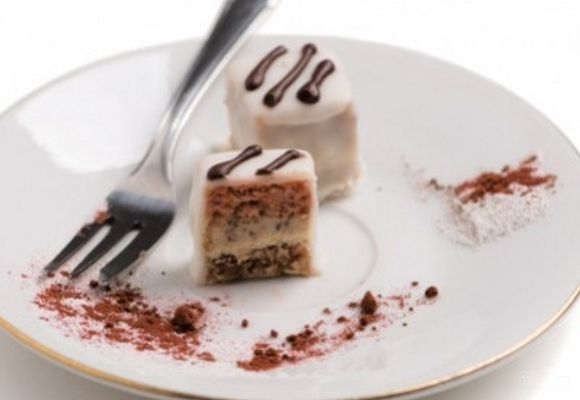 Sitni kolači - voćni minjon sa malinama - Torta Ivanjica