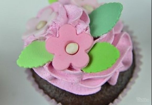 Božićni kolači - kapkejk sa roze cvetom - Torta Ivanjica
