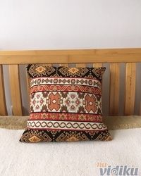 Dekorativni jastuk sa folklornim motivom ćilima