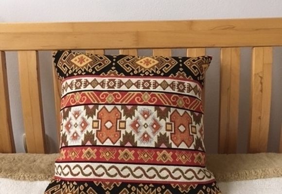 Dekorativni jastuk sa folklornim motivom ćilima