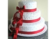 Svadbena torta sa crvenim mašnama