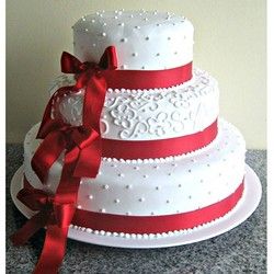 Svadbena torta sa crvenim mašnama