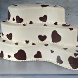 Svadbena torta Bela sa čokoladnim srcima